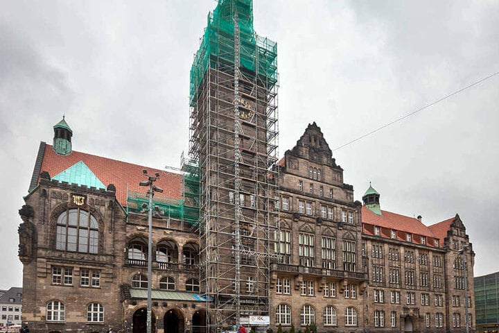 Dicke Luft im Chemniter Rathaus: Wegen der Bewerbung von Sozialdezernent Philipp Rochold im Schwarzwald und einem Interview sehen manche Stadträte rot.