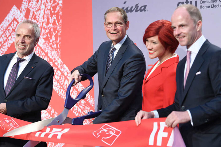 Hans-Joachim Kamp (von links nach rechts), Berlins Regierender Bürgermeister Michael Müller, Miss IFA und Christian Göke, eröffneten die IFA in Berlin.