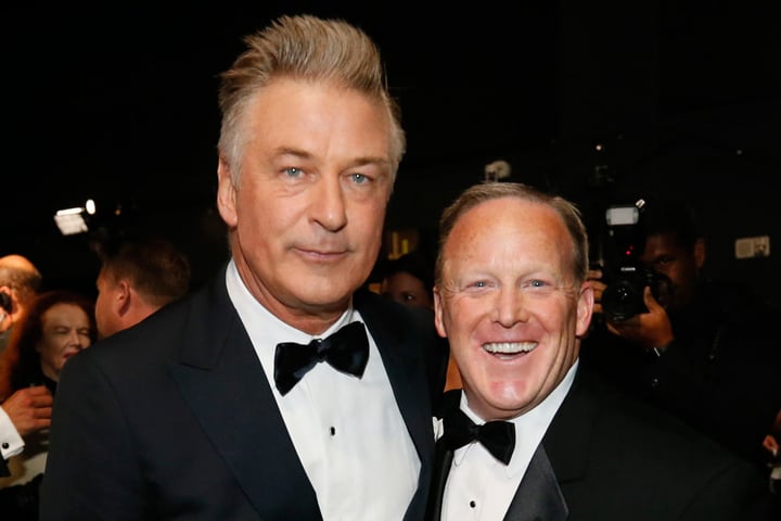 Hier strahlt er mit Alec Baldwin (59) in die Kameras: Aber hat sich Donald Trumps (71) Ex-Pressesprecher Sean Spicer (45) etwa zuvor auf dem roten Teppich übergeben?