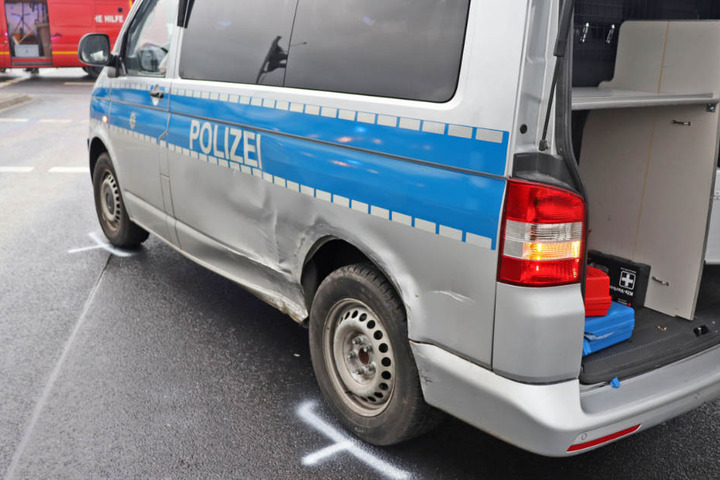 Der beschädigte VW Bulli musste abgeschleppt werden.