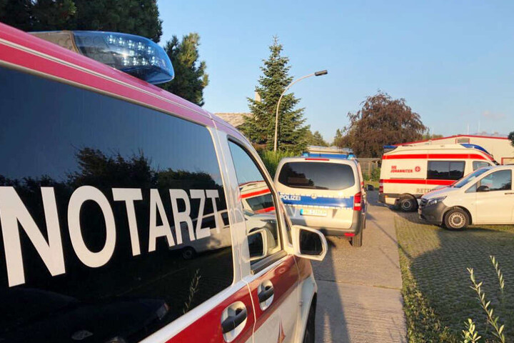 Notarzt, Rettungdienst und Polizei sind zur Obdachlosenunterkunft in Rostock gekommen.