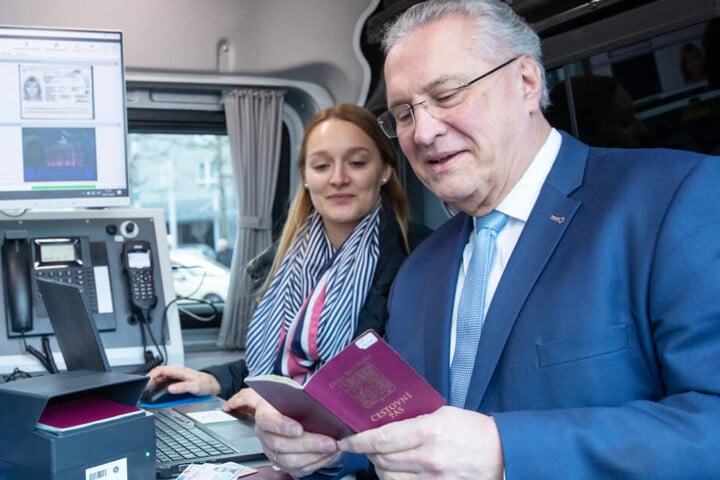 Bayerns Innenminister Joachim Herrmann (r.) ist von der Grenzpolizei überzeugt.