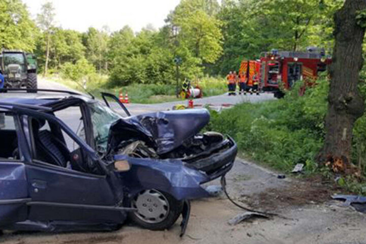 Bei dem Unfall wurde der Fahrer schwer verletzt und musste ins Krankenhaus.