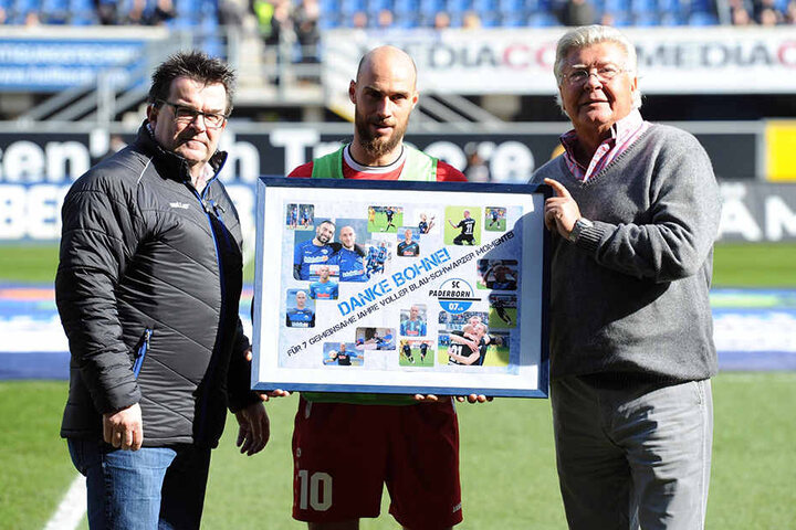 Die Vereinsführung des SCP verabschiedete vor dem Spiel den langjährigen Club-Kicker Daniel Brückner. Rechts Martin Hornberger und links Wilfried Finke.