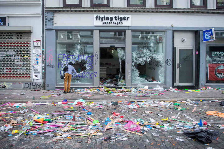 Auch dieses Geschäft wurde geplündert.