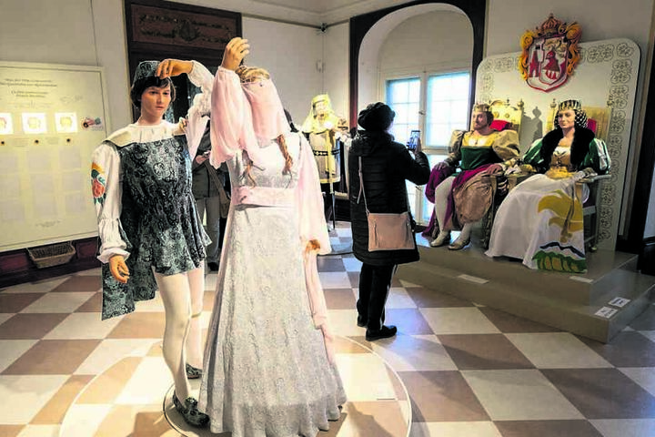 Ein Kleid, das in die Geschichte einging: In der Schau werden viele originale Aschenbrödel-Kostüme gezeigt.