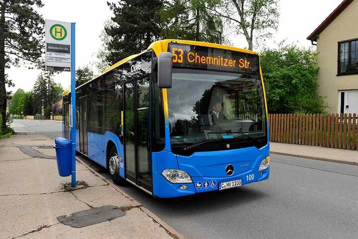 Mehr als ein Jahr lang wurde die Bushaltestelle Wilhelm-Firl-Straße in Markersdorf nicht mehr angefahren. Jetzt hält die "53" wieder hier.