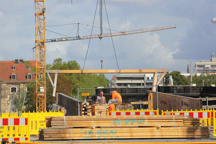 Bauarbeiter entfernen bereits erste Holzelemente der Brücke.