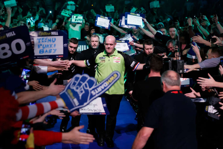 Der Niederländer Michael van Gerwen lässt sich auf dem Weg zu seinem Spiel von Fans feiern.
