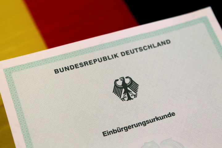 Bisher können Zuwanderer im Regelfall erst nach acht Jahren Aufenthalt in Deutschland eingebürgert werden.