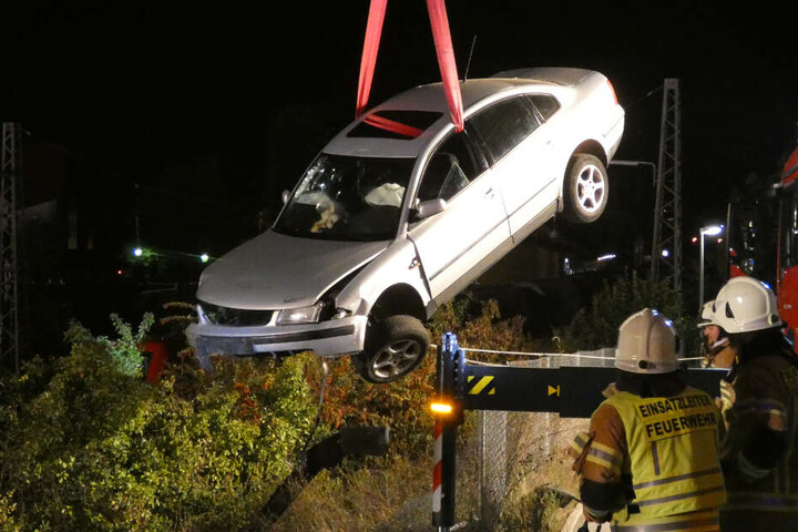 Mit einem Kran wurde der Unfallwagen geborgen.
