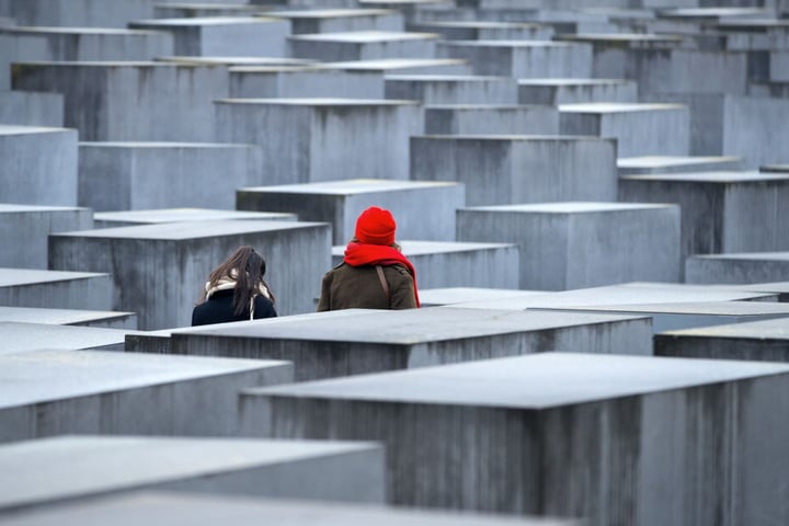 Besucher des Holocaust-Mahnmals in Berlin.