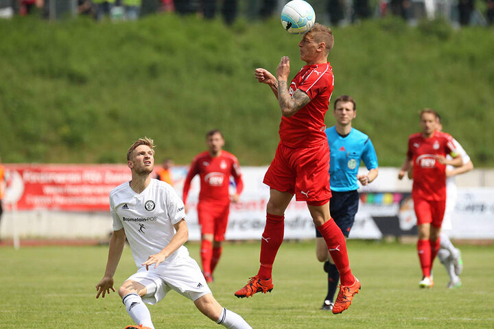 Jan Washausen (l.) im Mai 2016 im Drittliga-Aufstiegsrelegationsspiel. Der Elversberger beobachtet die Aktion von Zwickaus Marc Zimmermann.