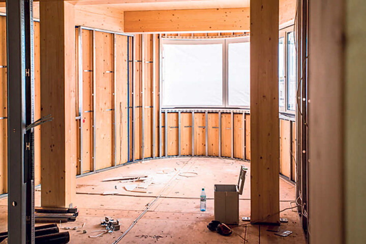 Auch beim Innenausbau wird fast ausschließlich auf das Material Holz gesetzt.
Das ist ebenso warm wie wohnlich.