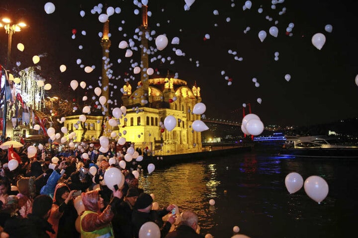 Auch wenn der Tag vom Anschlag in einem Nachtclub überschattet wurde, feierten viele Menschen in Istanbul das neue Jahr mit weißen Ballons.