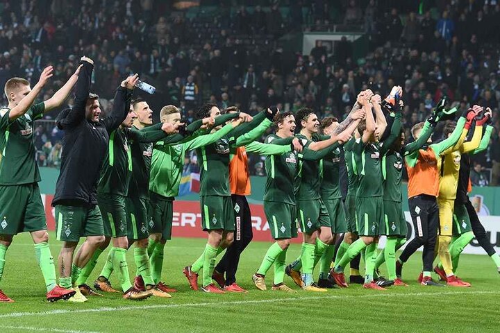 Fußball DFB-Pokal Achtelfinale, Werder Bremen - SC Freiburg am 20.12.2017 im Weserstadion in Bremen. Werder-Spieler feiern nach dem Abpfiff ihren Sieg.