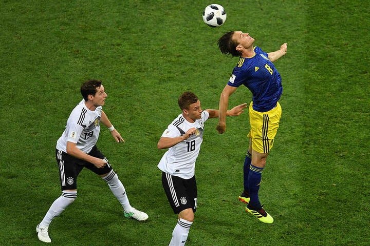Schwedens Albin Ekdal (r.) gewinnt das Kopfballduell gegen den kleinen DFB-Rechtsverteidiger Joshua Kimmich (M.). Sebastian Rudy (l.) schaut staunend zu.