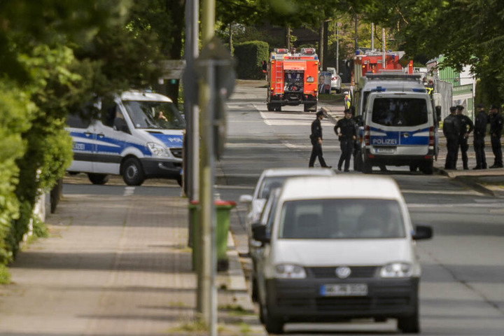 Polizisten informieren Anwohner über den Fund einer Weltkriegsbombe in einem Wohngebiet im Hamburger Stadtteil Heimfeld.