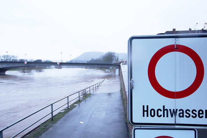 Wegen des Hochwasser der Weser wurde die Weserbrücke bei Lüchtringen gesperrt.