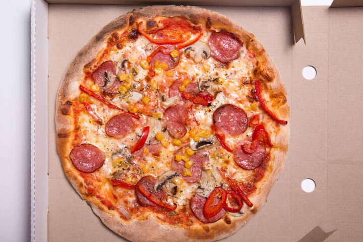 In der Schulküche bereiteten sich die Unbekannten Pizza zu und verschwanden, nachdem sie diese verzehrt hatten (Symbolbild).