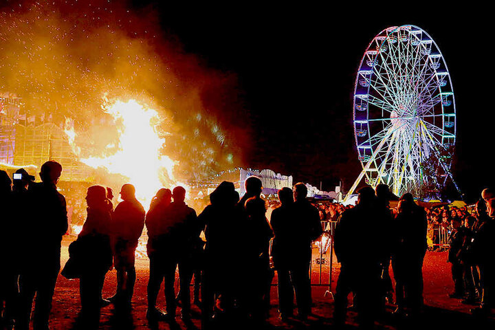 Feuer unterm Riesenrad - dieses Spektakel bieten die Schausteller am
Hartmannplatz.
