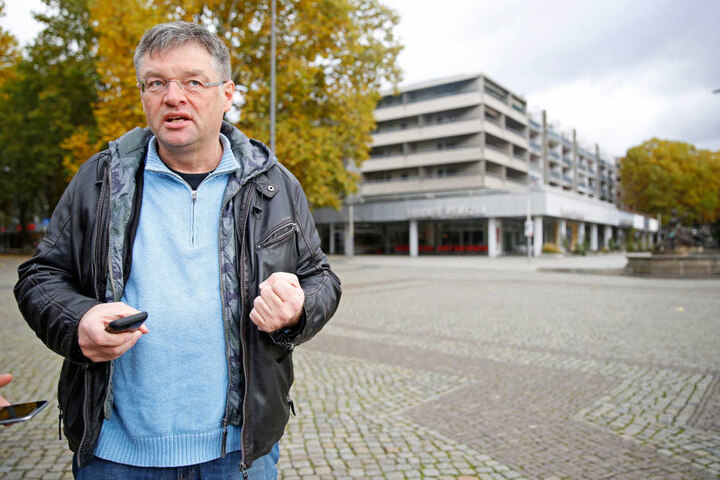 FDP-Chef Holger Zastrow (47) kritisiert die Radweg-Pläne der Stadt.