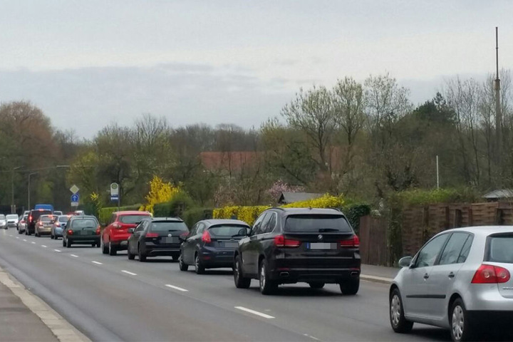 Die Leipziger sind zum Teil aufs Auto umgestiegen. Lange Staus bilden sich, wie hier auf der Hans-Driesch-Straße in Leutzsch.