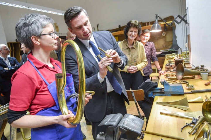 Bei ihrer Tour durch Westsachsen machten Martin Dulig (44, SPD) und Eva Maria Stange (61, SPD) am Dienstag n Markneukirchen Station.