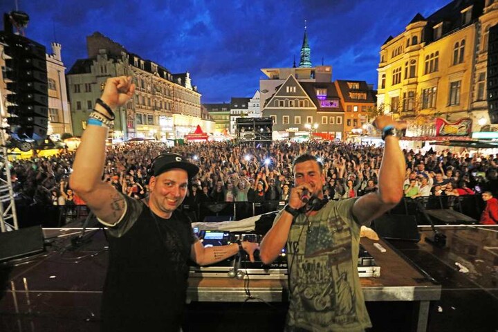 Das DJ-Duo von Stereo Act beschallte schon am Freitagabend den Hauptmarkt. Die Jungs aus dem Erzgebirge hatten dabei genauso viel Spaß wie das Publikum.