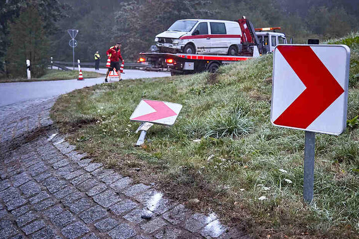 Bei seiner Irrfahrt durch den Kreisverkehr hatte der Mercedes-Fahrer mehrere Straßenschilder mitgerissen.