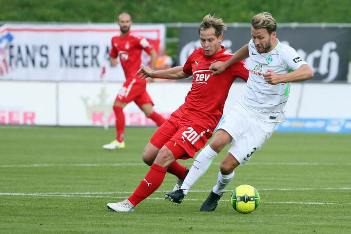 Rene Lange (Zwickau, li.) und Marc Pfitzner (31, BremenII). in Duell.