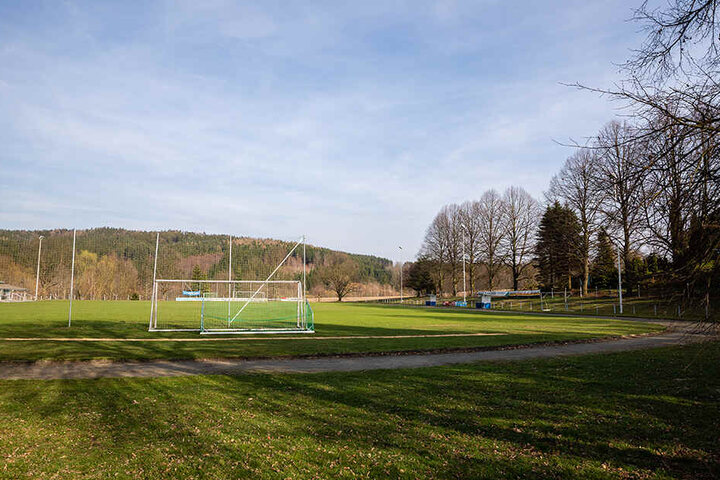 Auf diesem Sportplatz war für die Diebesbande der Raubzug zu Ende.