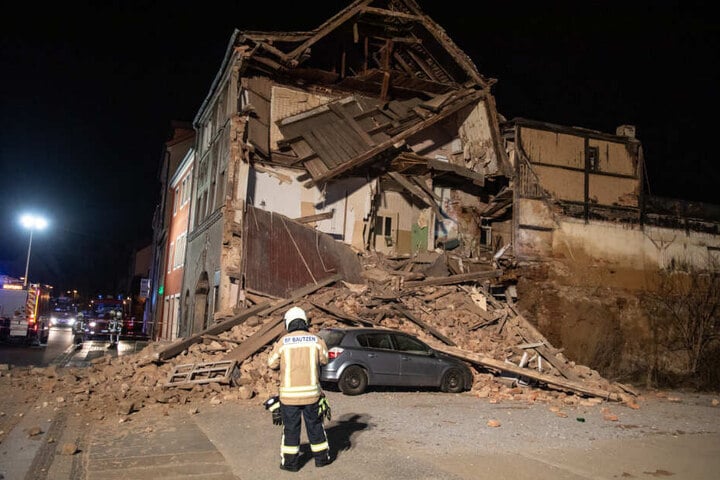 Ein neben dem Haus parkendes Auto wurde teilweise von den Trümmern begraben.