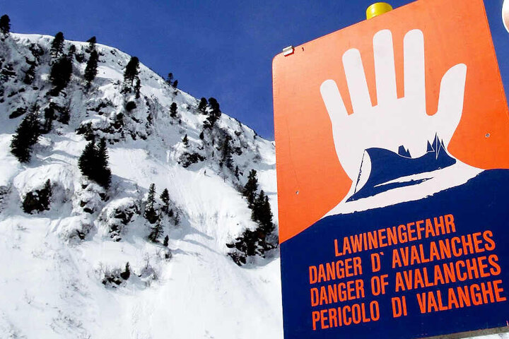 Der Lawinenwarndienst hat in den bayerischen Alpen für Mittwoch die Warnstufe 4 von 5 ausgerufen. (Symbolbild)