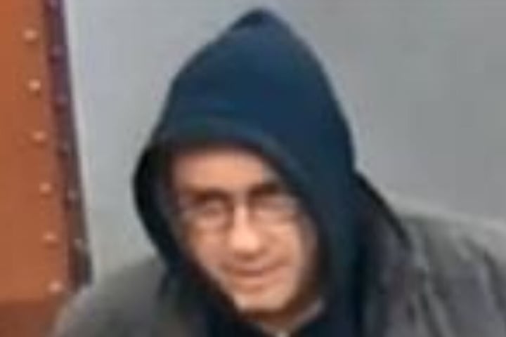 Das Gesicht des mutmaßlichen Täters in Vergrößerung. Unter der Kapuze soll er eine Halbglatze mit Haarkranz tragen.
