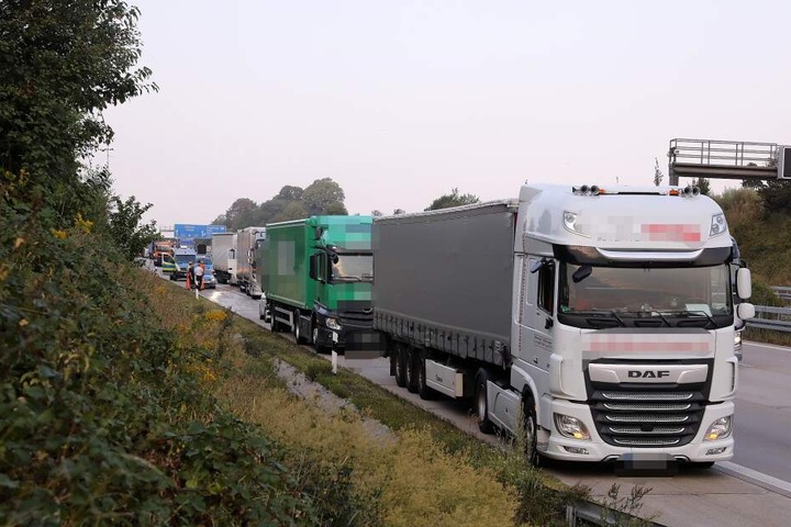 Vier Lkw sind hinter dem Dreieck Dresden-West ineinander gekracht.