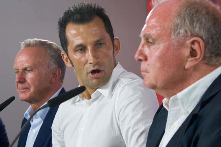 Hasan Salihamidzic (M.) fungiert beim FC Bayern München als Sportdirektor. (Archivbild)