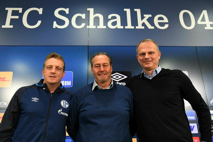 Sollen S04 aus der Krise helfen (v.l.n.r.): Mike Büskens (Co-Trainer), Huub Stevens (Chefcoach) sowie Sportvorstand Jochen Schneider, der erst vor 14 Tagen von Leipzig nach Gelsenkirchen wechselte.