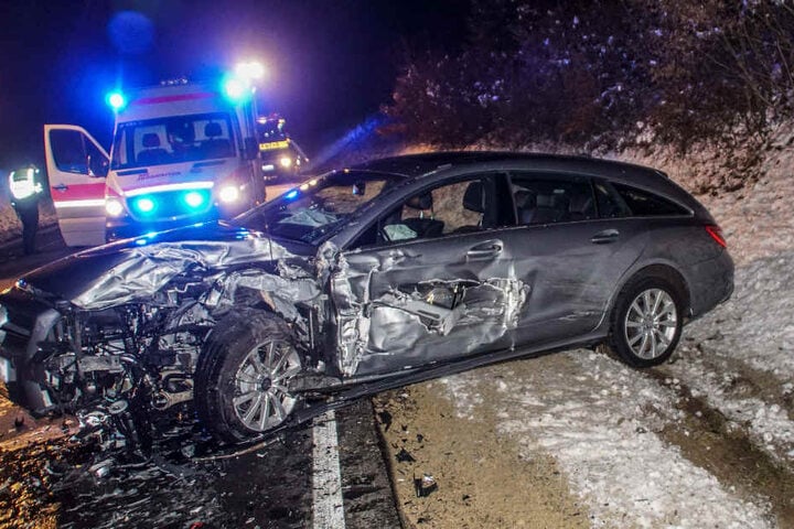 Die Insassen dieses Mercedes wurden bei dem Unfall leicht verletzt.