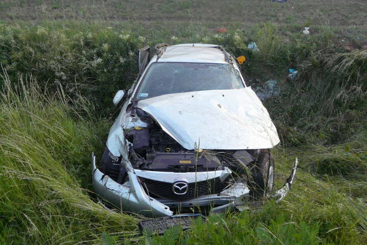 Der Mazda überschlug sich mehrmals, bevor er im Straßengraben stehen blieb.