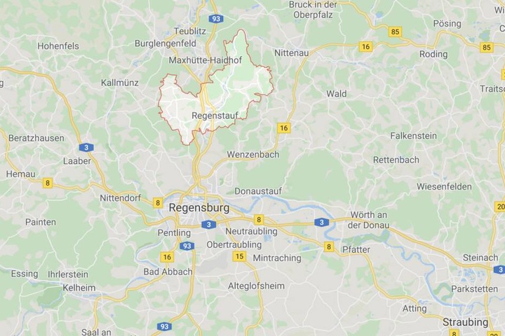 Eine umgestoßene Kerze hat in Regenstauf einen Großeinsatz der zuständigen Feuerwehr ausgelöst.