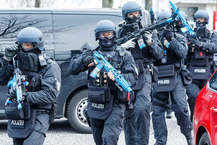 Schwerbewaffnete Polizisten haben in Glinde für den Ernstfall geübt.
