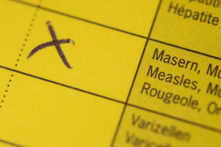 Ein Kreuz in einem Impfpass (Symbolbild).