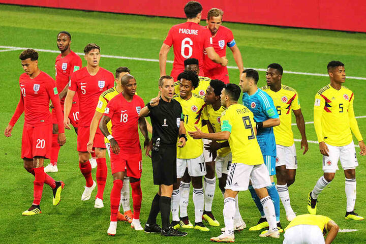 Eine typische Szene: Das Spiel war oft unterbrochen, es gab viele Rudelbildungen, was auch daran lag, dass Schiedsrichter Mark Geiger (USA) die Partie nicht unter Kontrolle hatte.