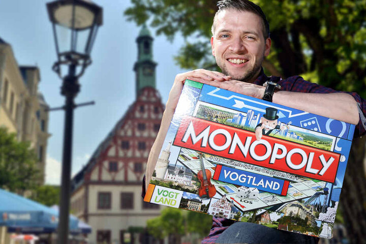 Initiator Florian Freitag mit der Monopoly-Ausgabe für das Vogtland.