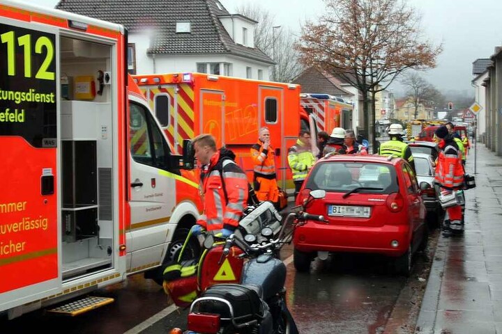 Zahlreiche Einsatzkräfte waren an der Ziegelstraße vor Ort.