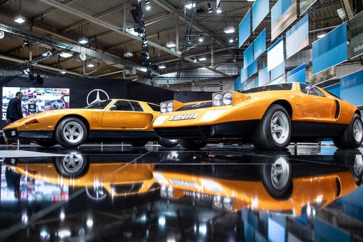 Die beiden Fahrzeuge Mercedes-Benz C111 von 1969 (r) und Mercedes-Benz C111-II von 1970 spiegeln sich bei der Techno Classica für Oldtimer und Youngtimer im Boden.