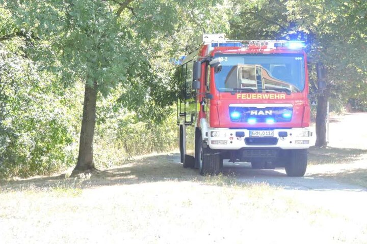Die Feuerwehr Grimma ist mit zwei Löschfahrzeugen vor Ort.