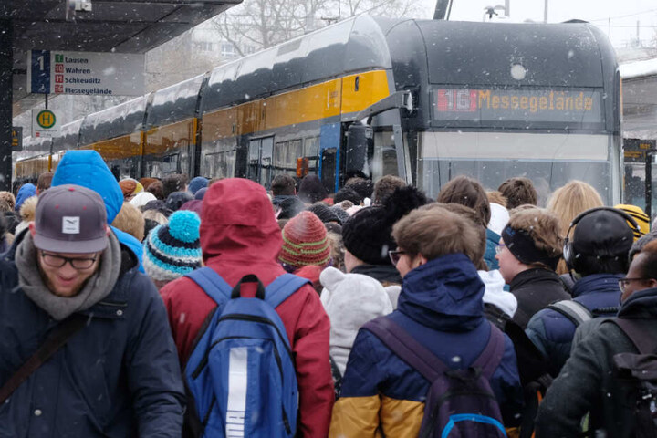 Nicht nur im Winter herrscht großes Gedränke an Bus- und Bahnhaltestellen.