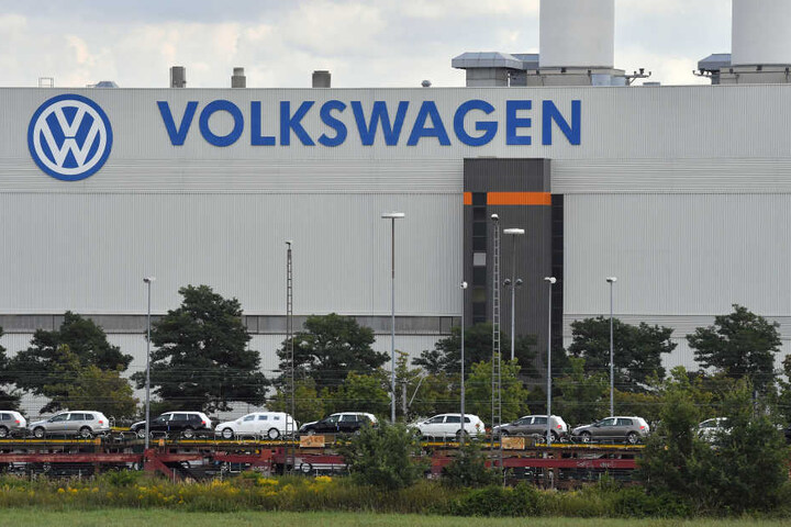Bei VW in Zwickau gibt es Lieferengpässe bei Motorenteilen, die Produktion ruht derzeit auf einer Fertigungslinie.